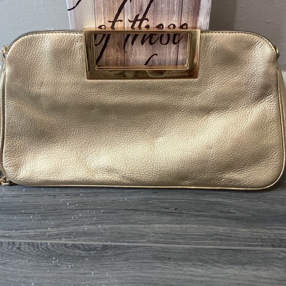 GUC Michael Kors gold metallic clutch, leather. - Picture 3 of 9